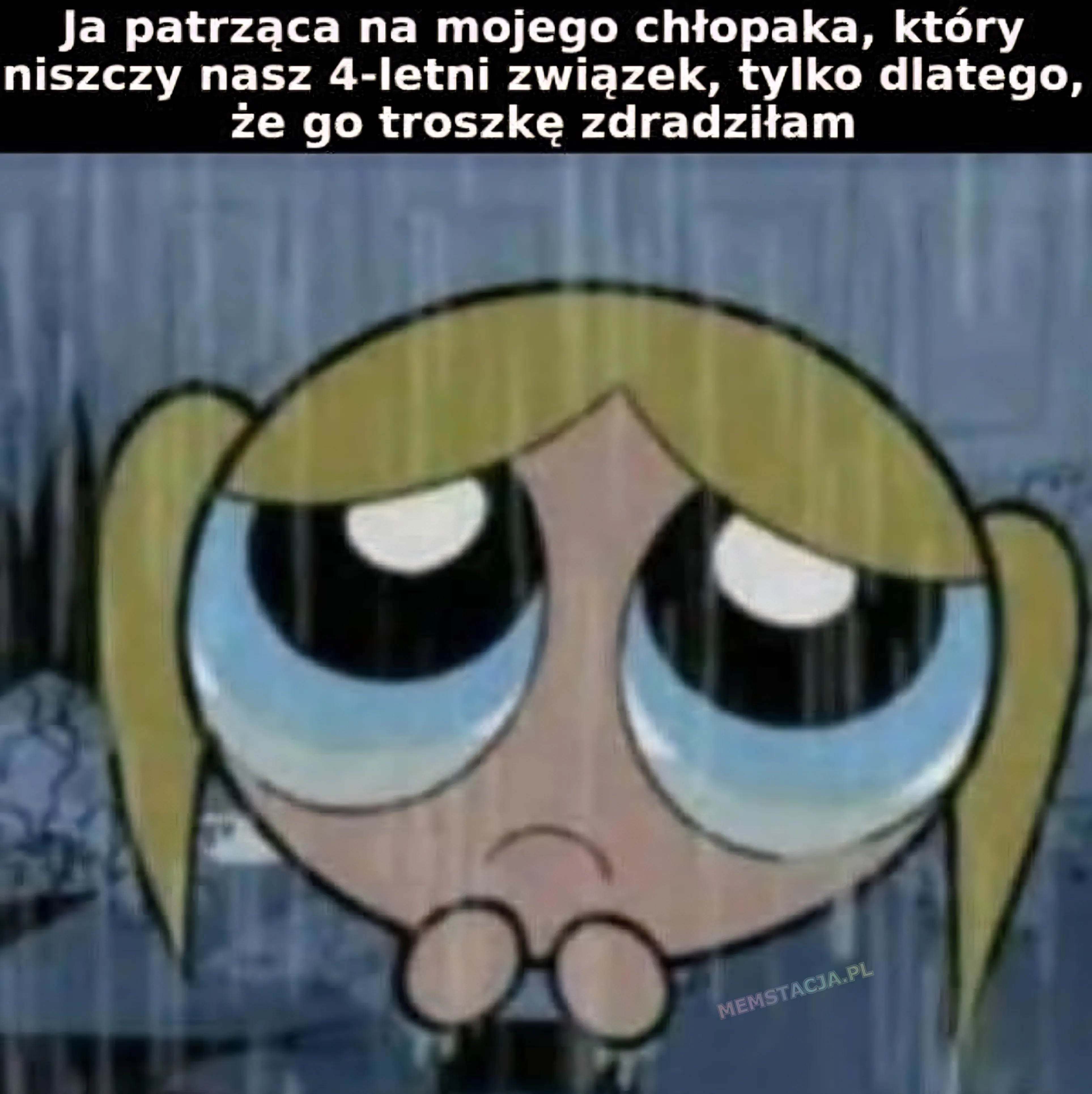 Mem o tytule: Jak on tak m贸g艂 zrobi膰?! 馃槺 Ja patrz膮ca na mojego ch艂opaka, kt贸ry niszczy nasz 4-letni zwi膮zek, tylko dlatego, 偶e go troszk臋 zdradzi艂am: Posta膰 ze 艂zami w oczach.