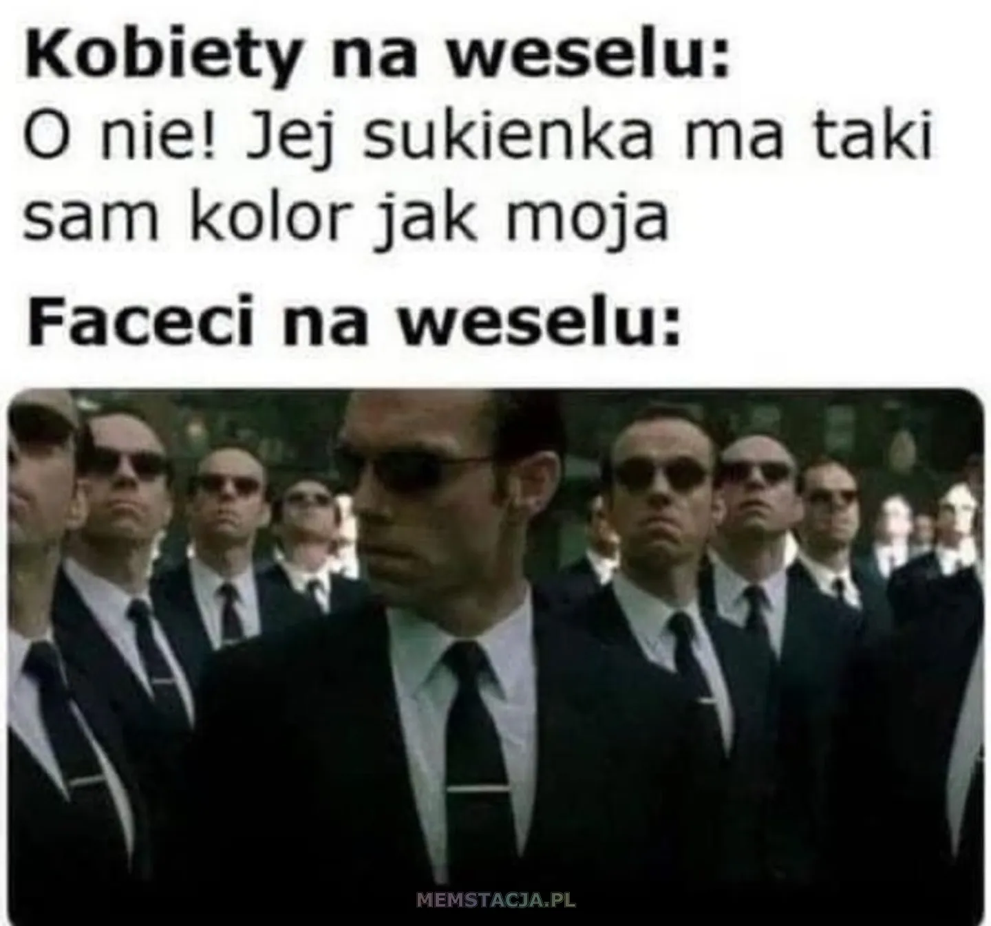 Mem o tytule: Faceci na weselu 😜 Meme z napisem „Kobiety na weselu: O nie! Jej sukienka ma taki sam kolor jak moja. Faceci na weselu:” i zdjęciem wielu identycznie ubranych mężczyzn w garniturach i okularach przeciwsłonecznych – scena z filmu „Matrix” przedstawiająca Agentów Smithów.