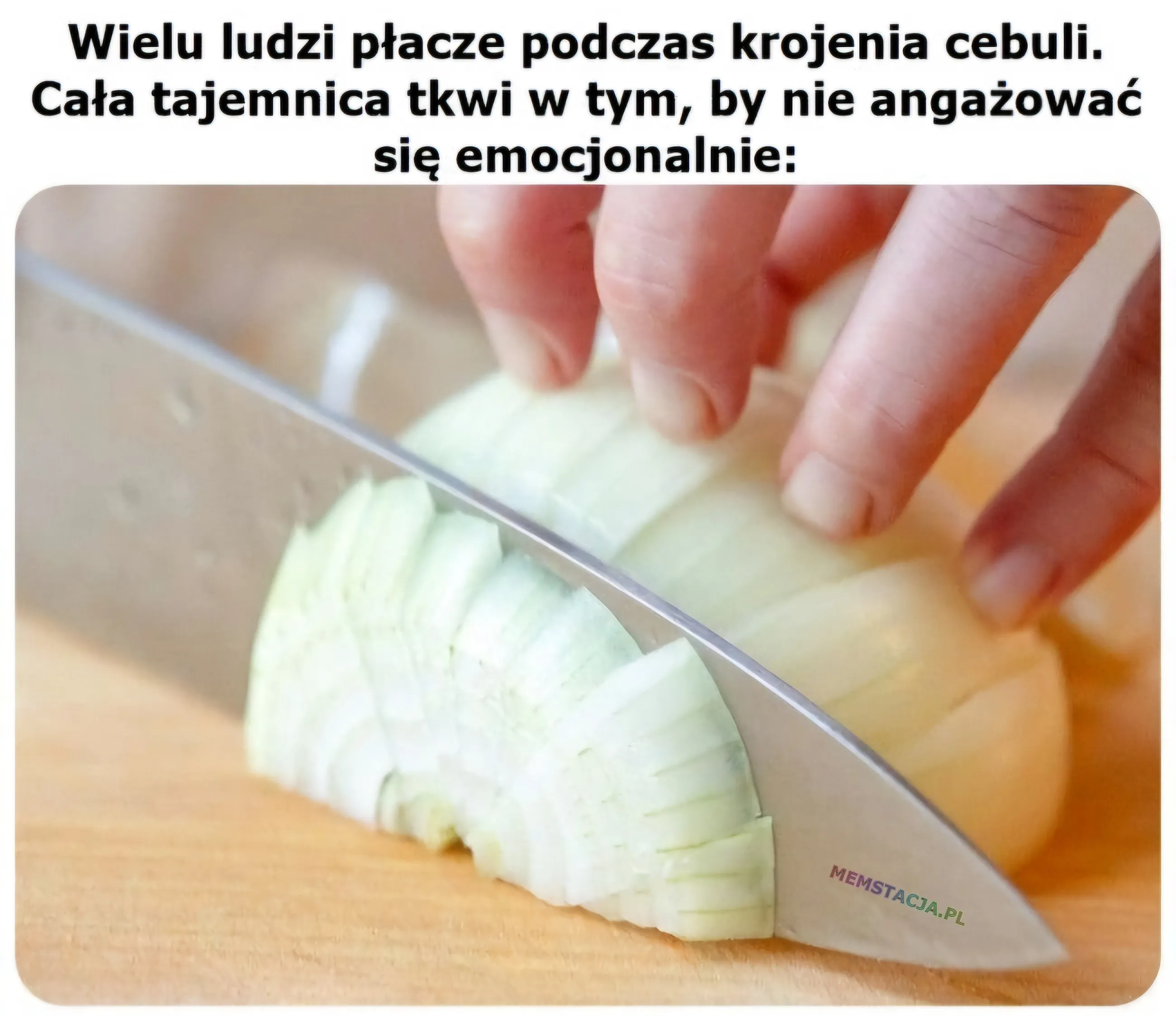 Wielu ludzi płacze podczas krojenia cebuli. Cała tajemnica tkwi w tym, by nie angażować się emocjonalnie: Zdjęcie krojonej cebuli
