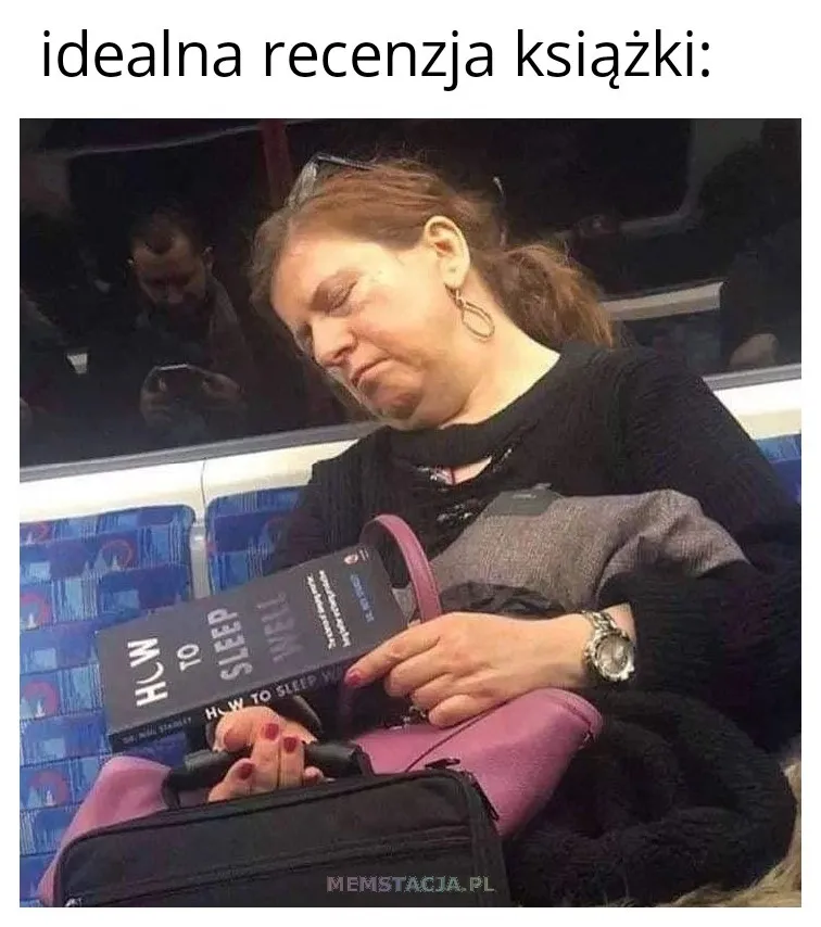 Idealna recenzja książki. Mem przedstawiający śpiącą kobietę w komunikacji miejskiej, która trzyma książkę o tytule 'How to sleep well'