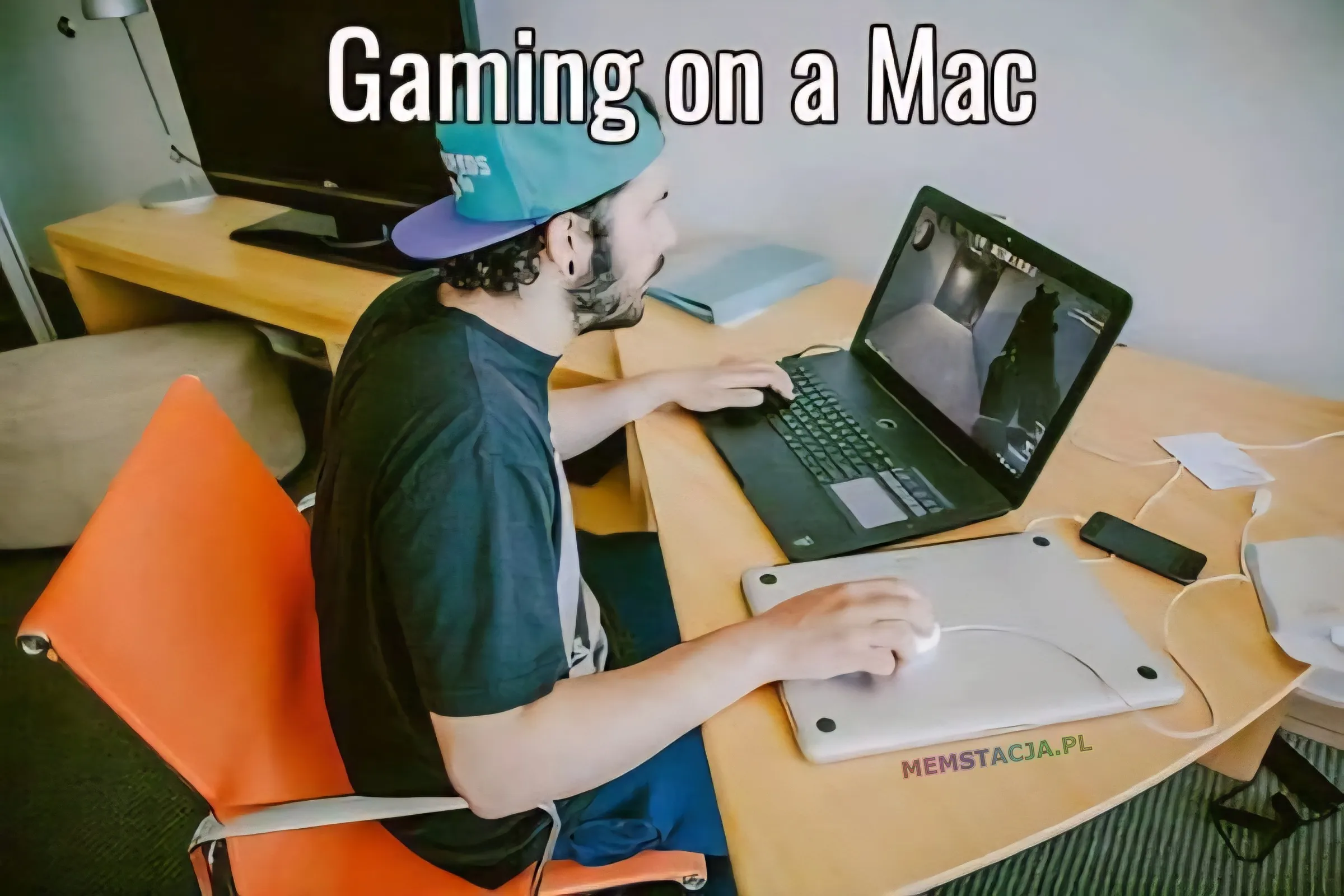 Gaming on a Mac: Mężczyzna grający na laptopie i używający myszki na MacBooku.