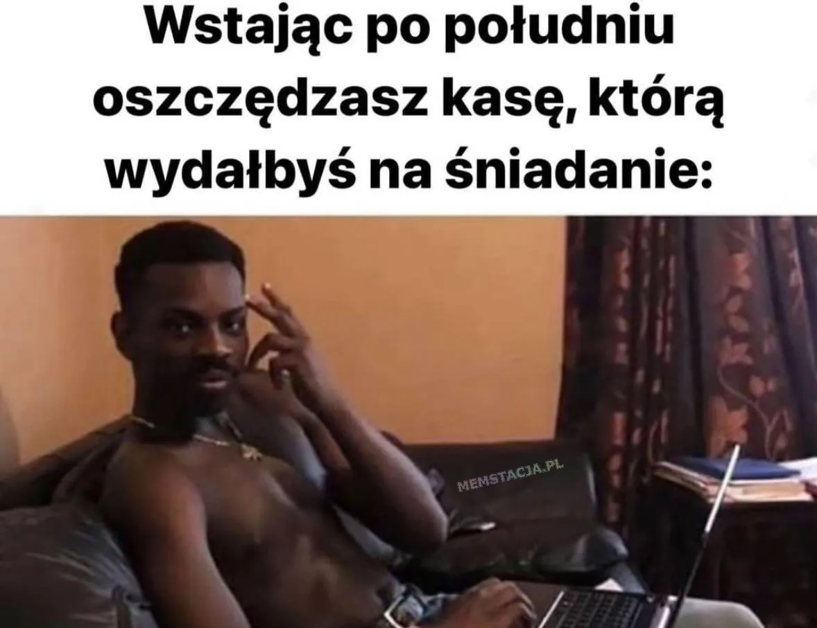 Mem o tytule: Sposób na oszczędzenie pieniędzy 💵 Wstając po południu oszczędzasz kasę, którą wydałbyś na śniadanie: Zdjęcie uśmiechniętego mężczyzny siedzącego z laptopem na kanapie.