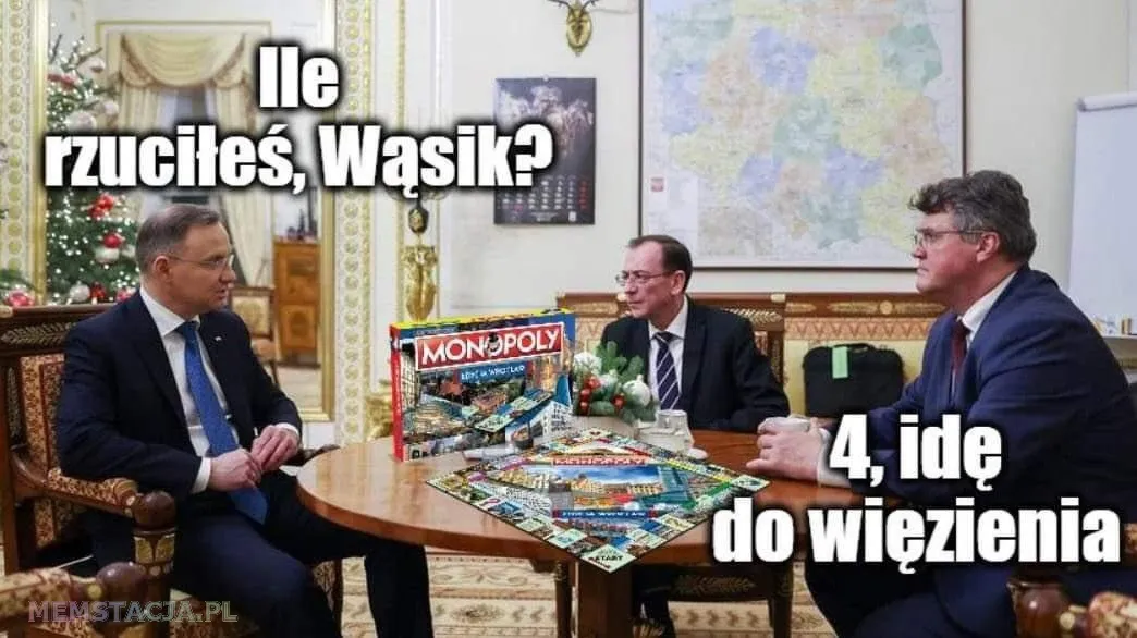 Mem przedstawiający trzy postacie Prezydenta RP Andrzeja Dudę, który pyta: 'Ile rzuciłeś, Wąsik?'; Kamińskiego i Wąsika, który mówi: '4, idzę do więzienia'