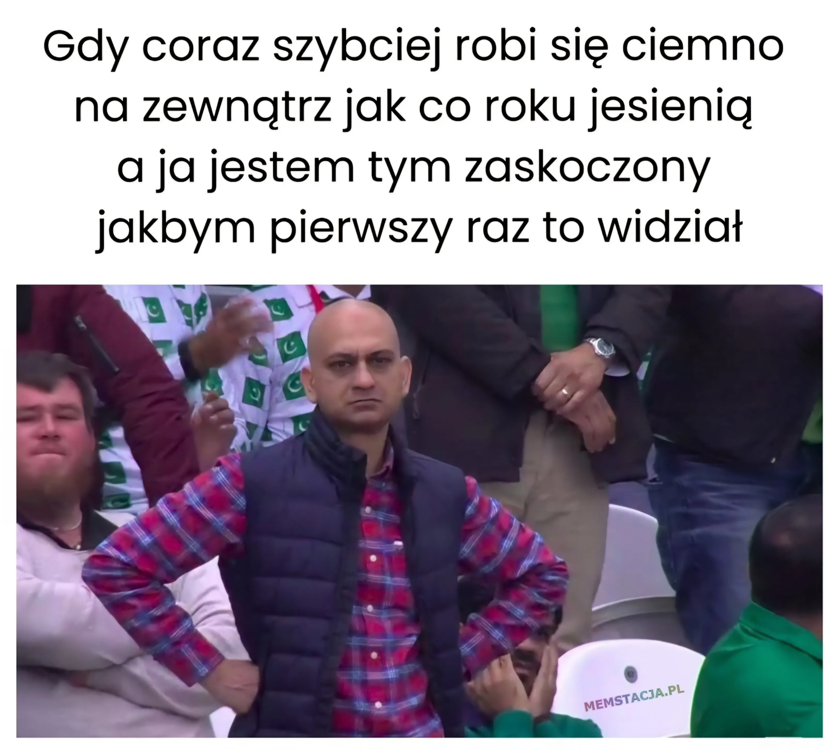 Gdy coraz szybciej robi się ciemno na zewnątrz jak co roku jesienią a ja jestem tym zaskoczony jakbym pierwszy raz to widział