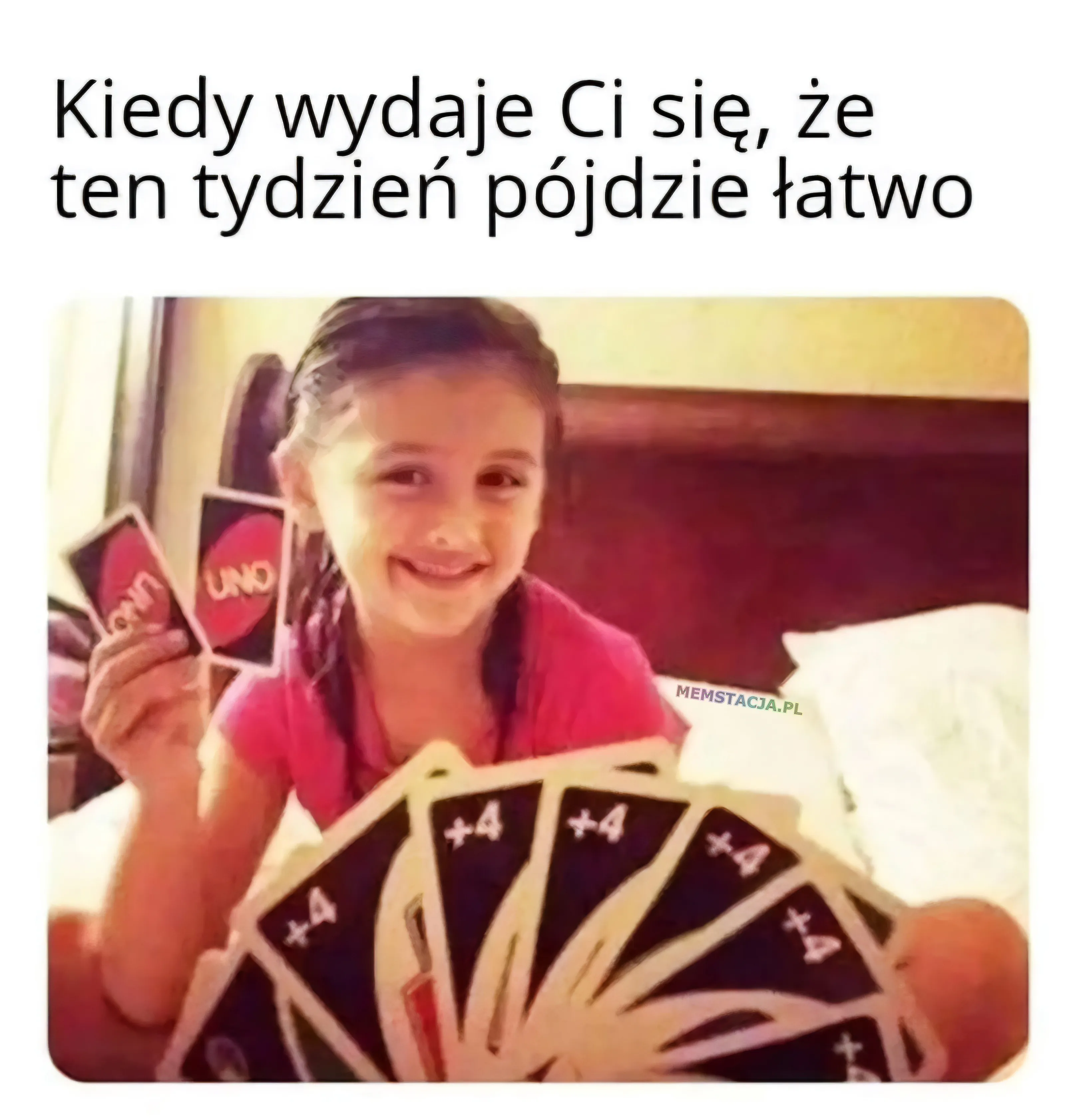 Kiedy wydaje Ci się, że ten tydzień pójdzie łatwo: Zdjęcie dziewczynki z dwiema kartami UNO, wraz z drugą osobą trzymającą wiele kart z +4 kart dla przeciwnika