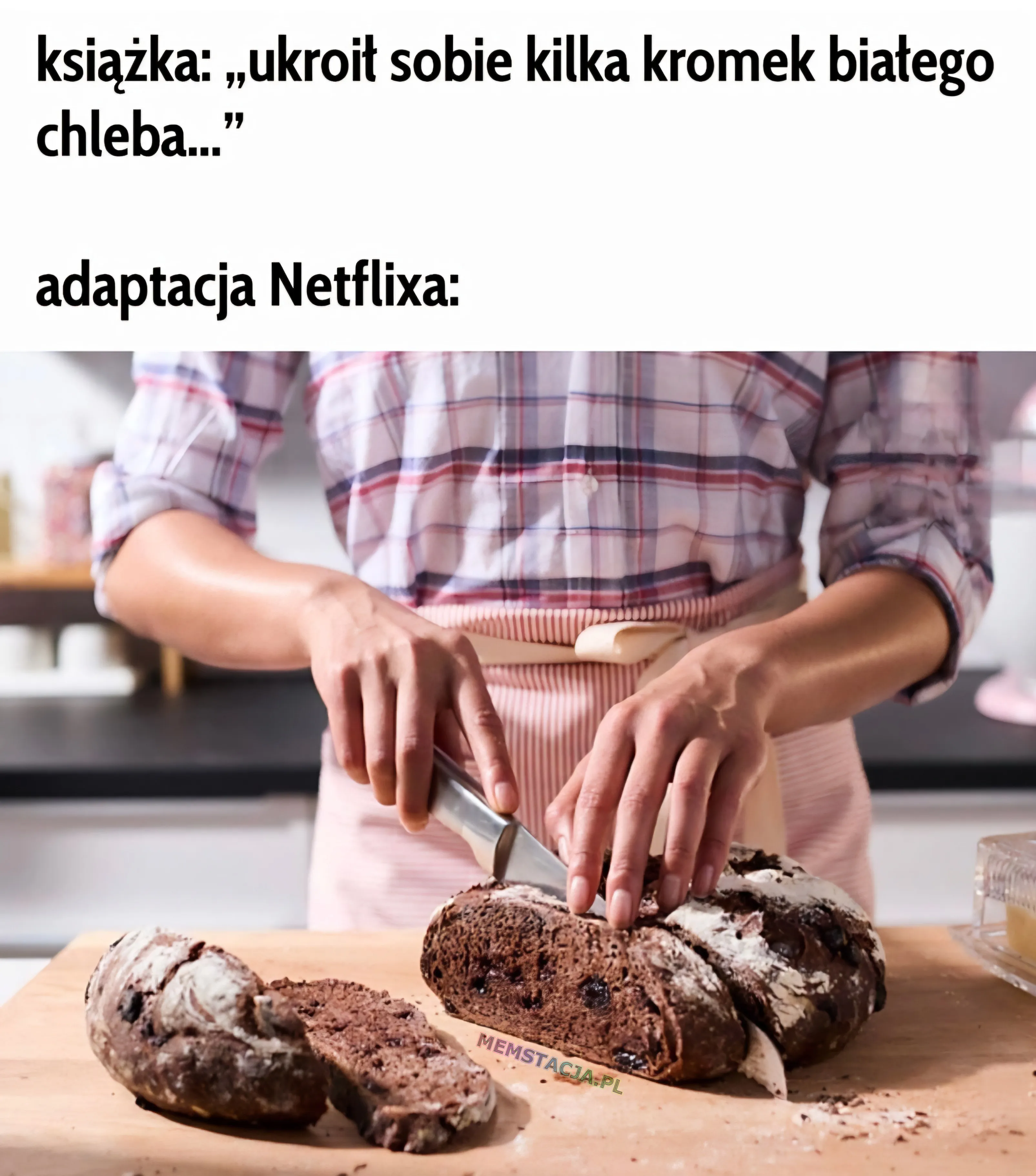 książka: "ukroił sobie kilka kromek białego chleba..."; adaptacja Netflixa: Zdjęcie postaci, która kroi ciemny chleb