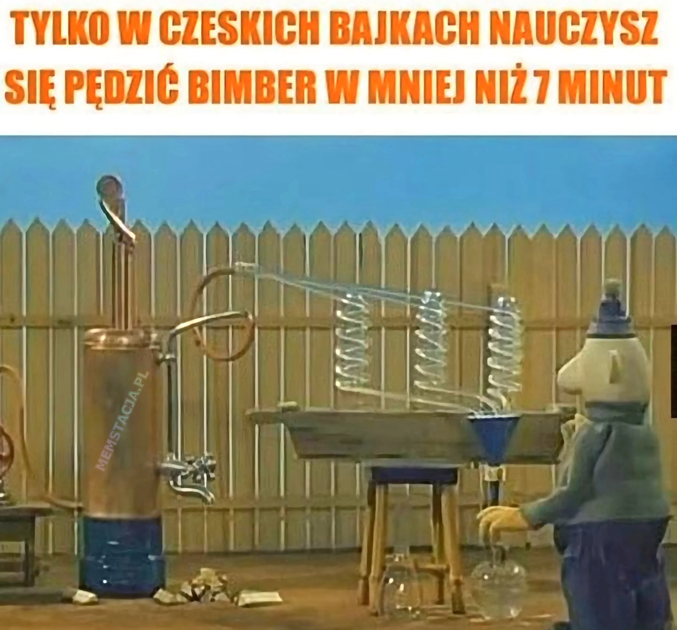 Mem o tytule: Takie rzeczy tylko w czeskich bajkach 😁 TYLKO W CZESKICH BAJKACH NAUCZYSZ SIĘ PĘDZIĆ BIMBER W MNIEJ NIŻ 7 MINUT. Klatka z czeskiej bajki sąsiedzi.