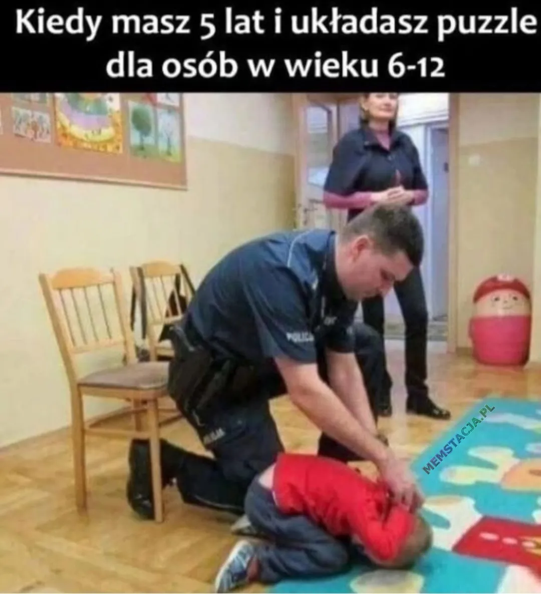 Mem przedstawiający Policjanta i dziecko: 'Kiedy masz pięć lat i układasz puzzle dla osób w wieku od sześciu do dwunastu lat