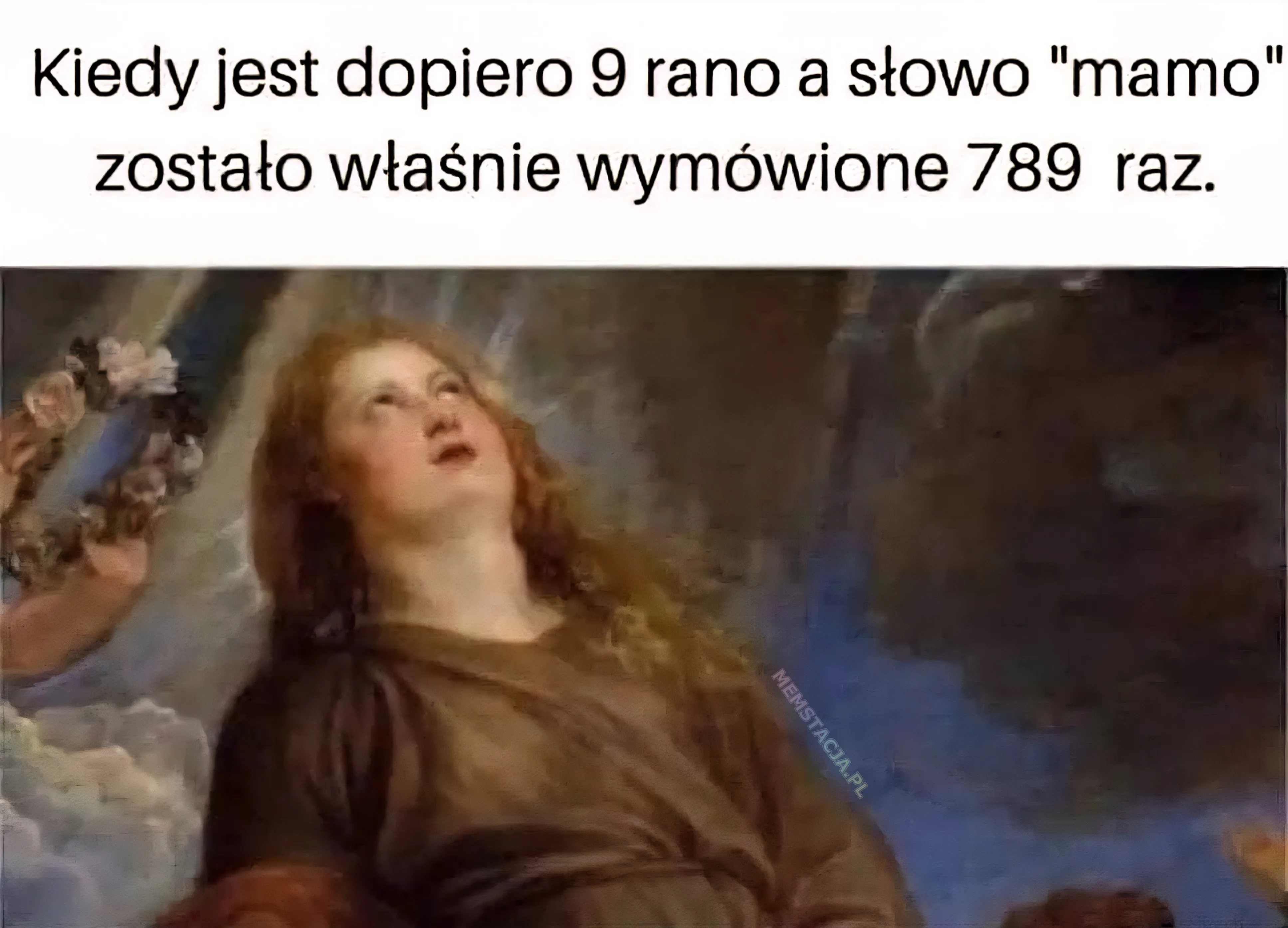 Kiedy jest dopiero 9 rano a słowo "mamo" zostało właśnie wymówione 789 raz. Zdjęcie zmęczonej i patrzącej w górę postaci.