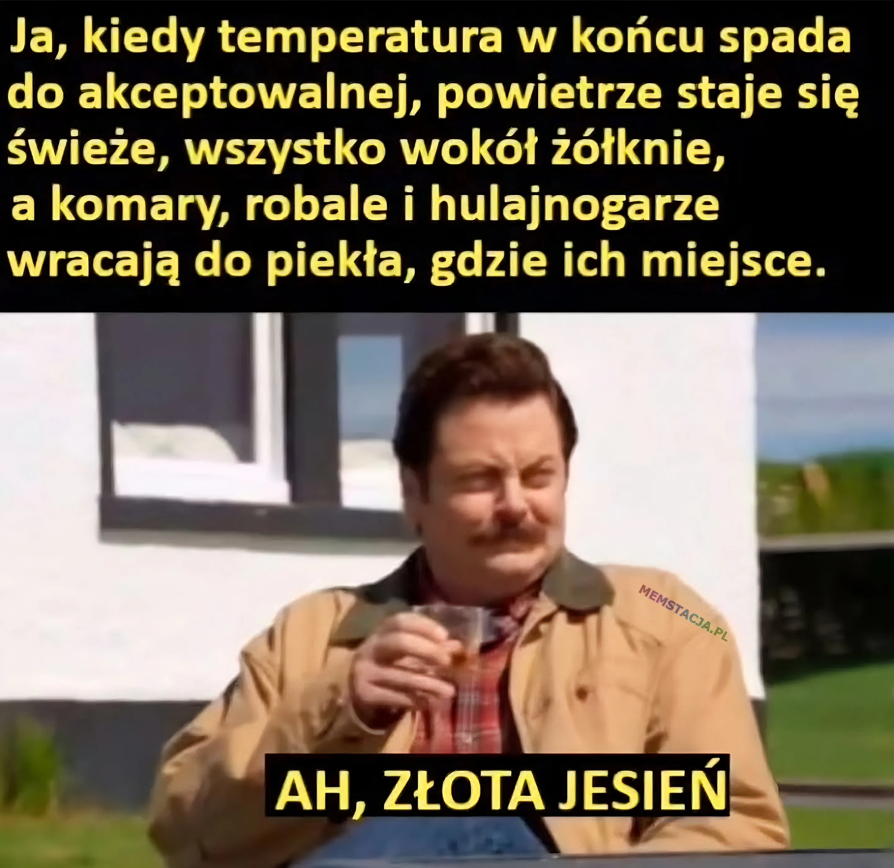 Ja, kiedy temperatura końcu spada do akceptowalnej, powietrze staje się świeże, wszystko wokół żótknie, a komary, robale hulajnogarze wracaja do piekta, gdzie ich miejsce. Zdjęcie mężczyzny siedzącego z napojem w ręku: "AH, ZŁOTA JESIEN"