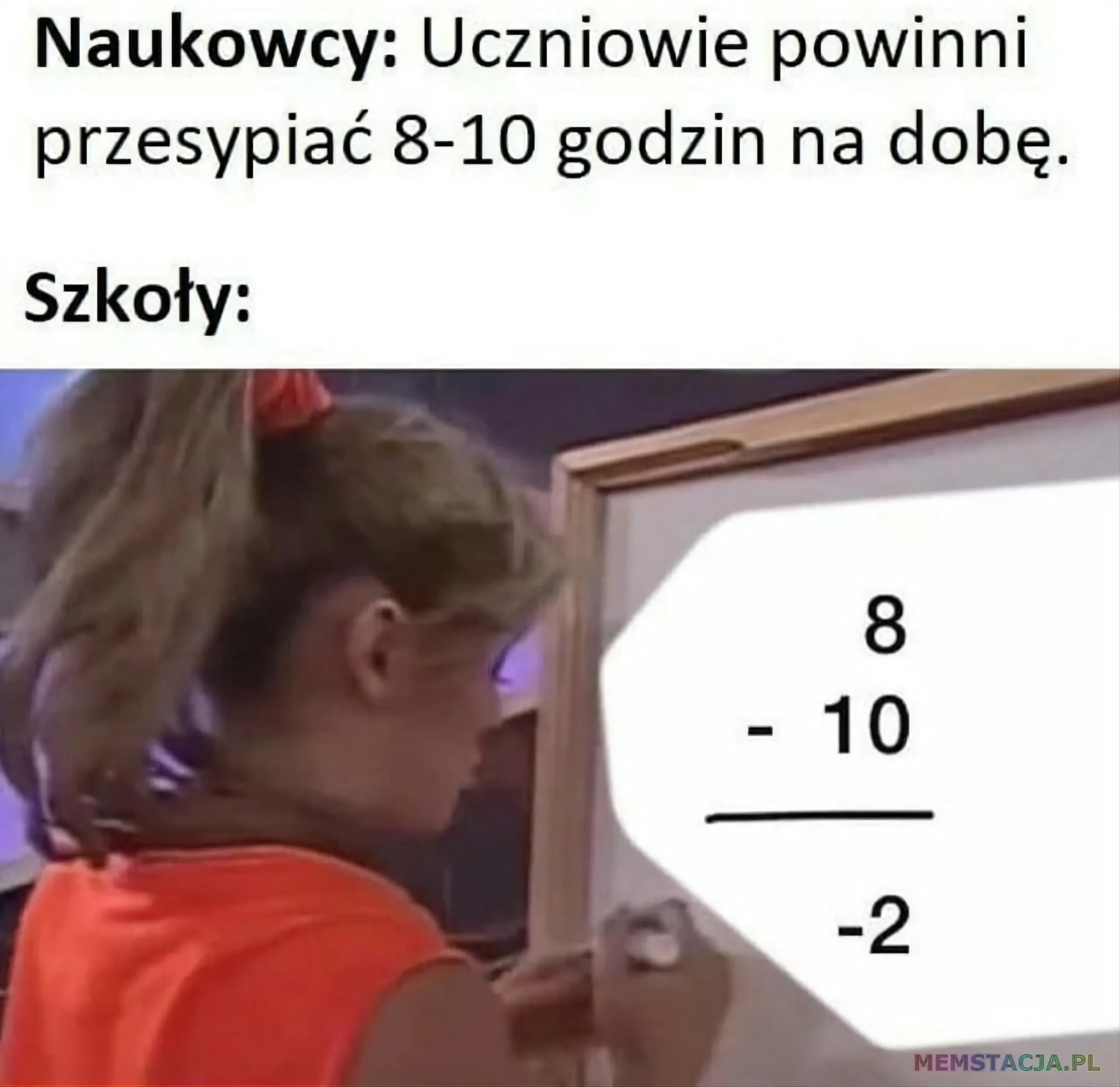 Naukowcy: Uczniowie powinni przesypiać od ośmiu do dziesięciu godzin na dobę. Szkoły: Kobieta stojąca przy tablicy i licząca osiem minus dziesięc, które równa się minus dwa