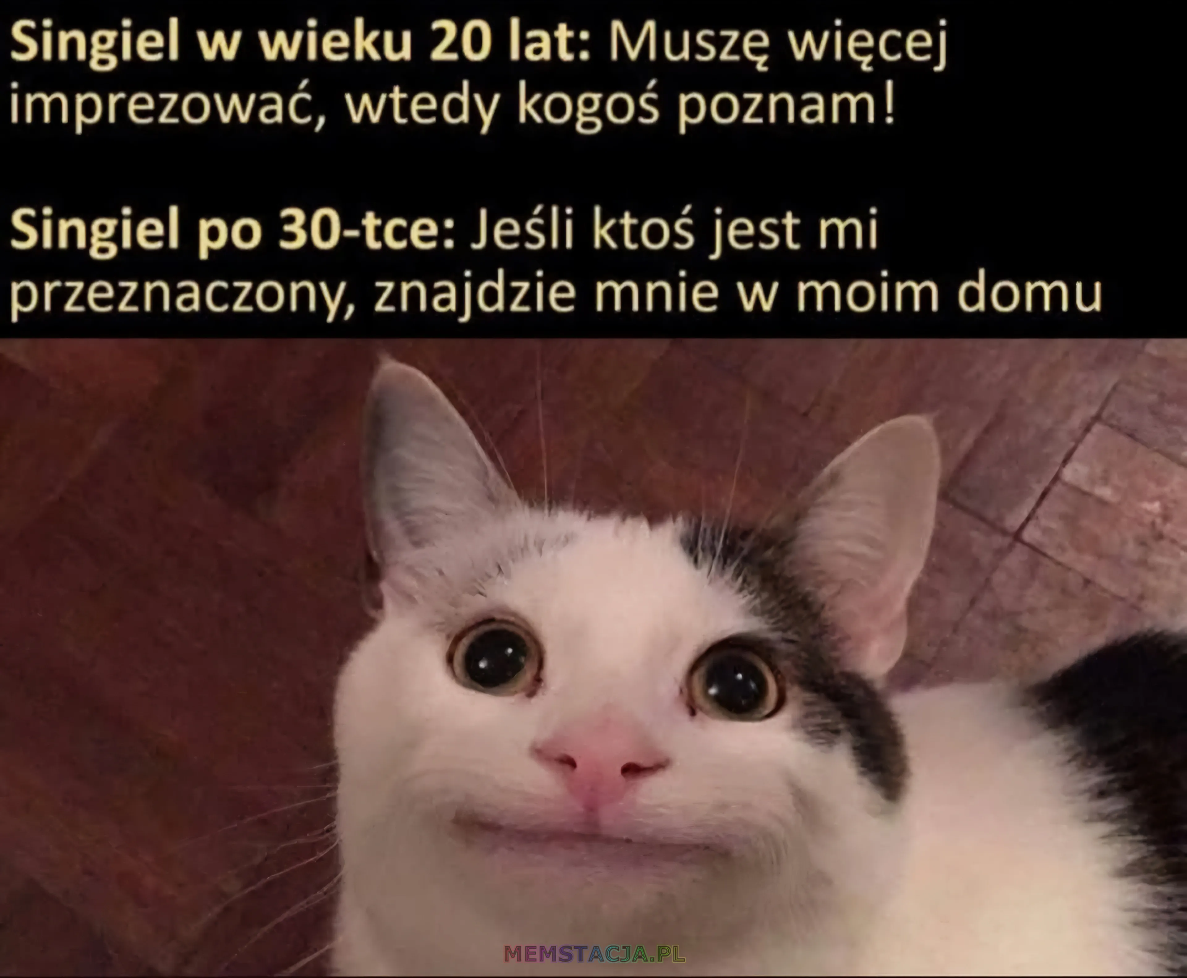 Mem o tytule: Singiel po 20-stce vs. singiel po 30-stce 😱 Singiel w wieku 20 lat: Muszę więcej imprezować, wtedy kogoś poznam! Singiel po 30-tce: Jeśli ktoś jest mi przeznaczony, znajdzie mnie w moim domu.