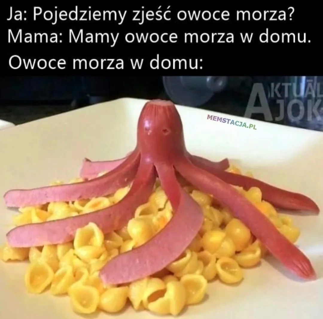 Zdjęcie parówki w kształcie ośmiornicy z kluskami: 'Ja: Pojedziemy zjeść owoce morza?'; 'Mama: Mamy owoce morza w domu.'; 'Owoce morza w domu'