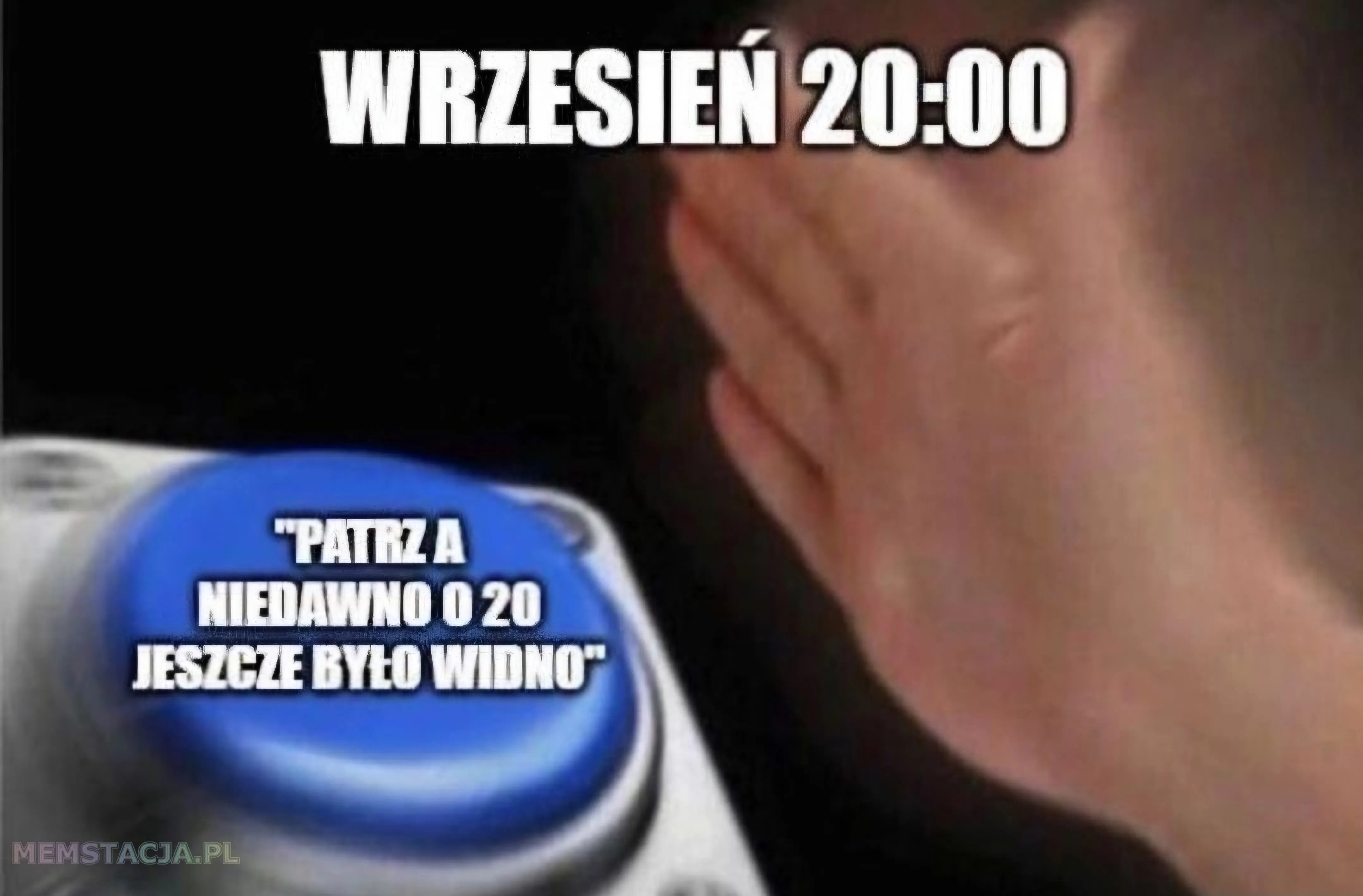 Wrzesień 20:00; Ręką klikająca prxycisk "Patrz a niedawno o 20 jeszcze było widno"