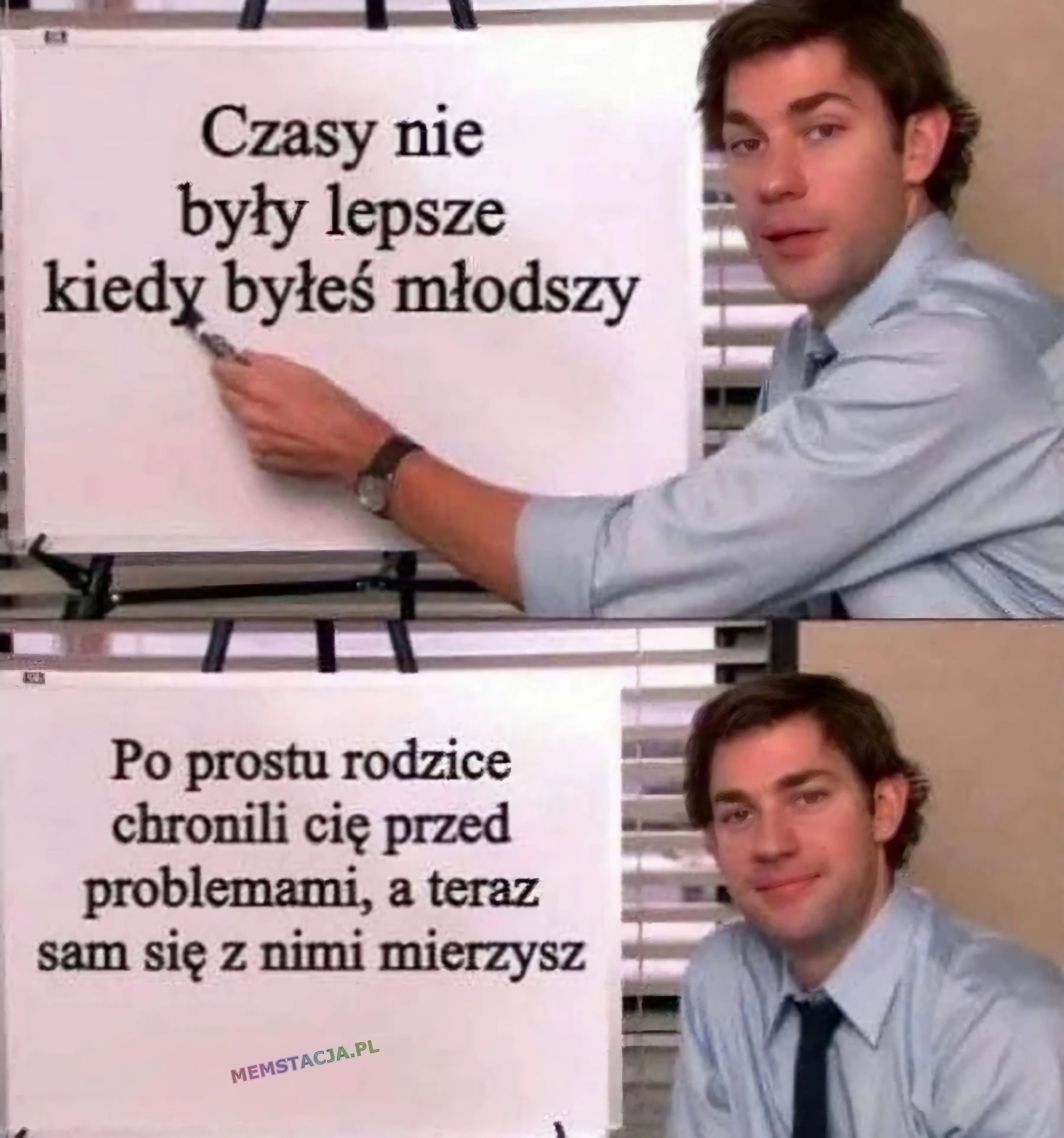 Mem o tytule: Kiedyś nie było lepiej 🤔 Facet z tablicą: Czasy nie były lepsze kiedy byłeś młodszy. Po prostu rodzice chronili cię przed problemami, a teraz sam się z nimi mierzysz.
