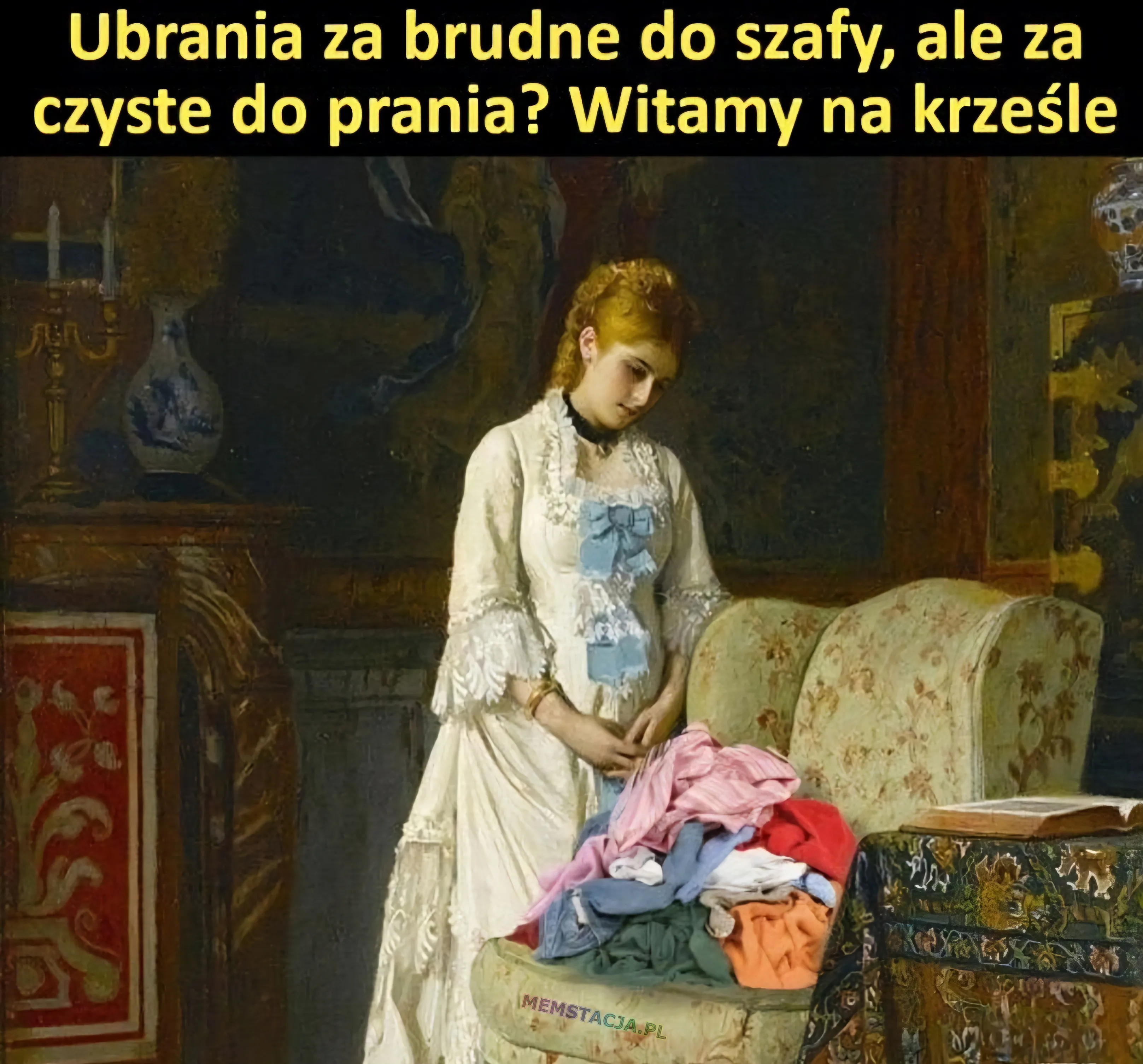 Ubrania za brudne do szafy, ale za czyste do prania? Witamy na krześle: Kobieta stojąca przy krześle z położonyi na nim ubraniami