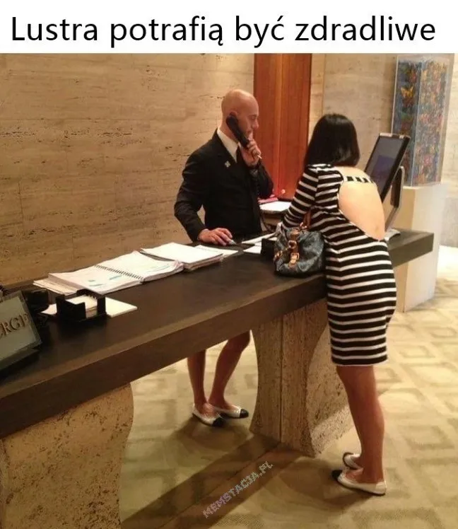 Mem przedstawiający zdjęcie w hotelu, gdzie nogi klientki, odbijające się w lustrze wyglądają jak nogi obsługi hotelowej: 'Lustra potrafią być zdradliwe'