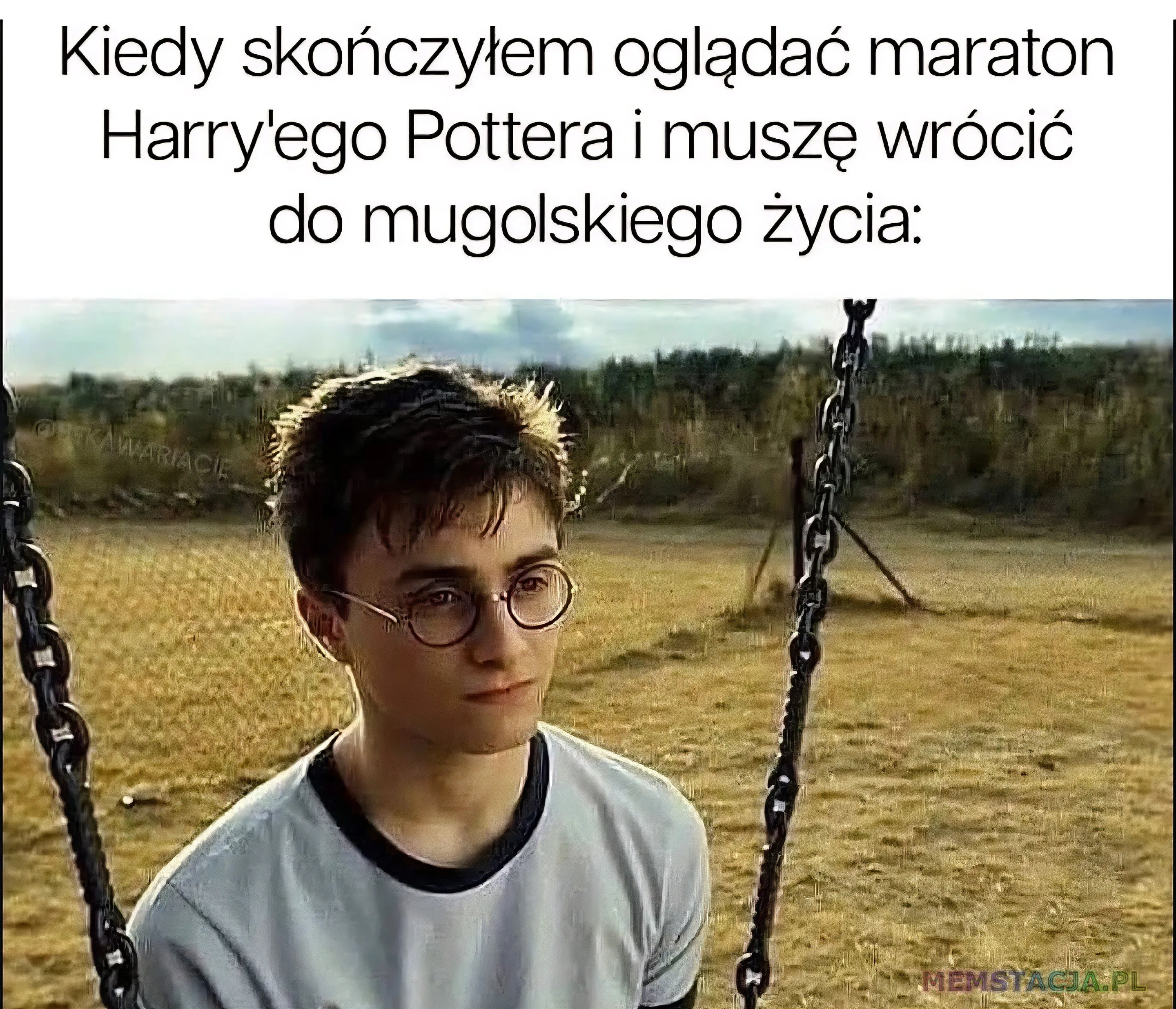 Kiedy skończyłem oglądać maraton Harry'ego Pottera i muszę wrócić do mugolskiego życia: Postać Harrego Pottera siedżacego na huśtawce.